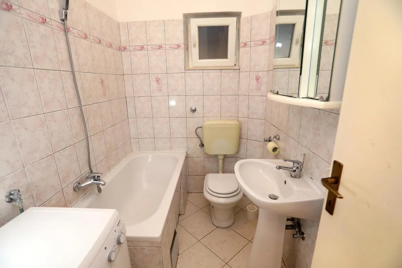 Remarkable 2-Bed Apartment In Okrug Gornji Trogir Chorwacja
